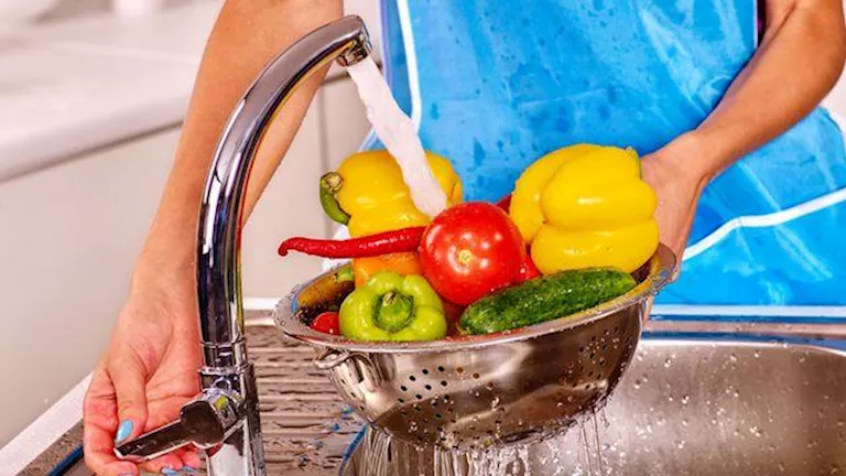 هل غسل الفاكهة بالماء فقط كافٍ؟ الطريقة الصحيحة للتعامل معها